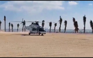 الصورة: النجدة الجوية بشرطة دبي تنفذ عملية إنقاذ لامرأة في ظروف معقدة