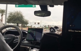 الصورة: شاحنات ذاتية القيادة تسير على الطرق السريعة في تكساس