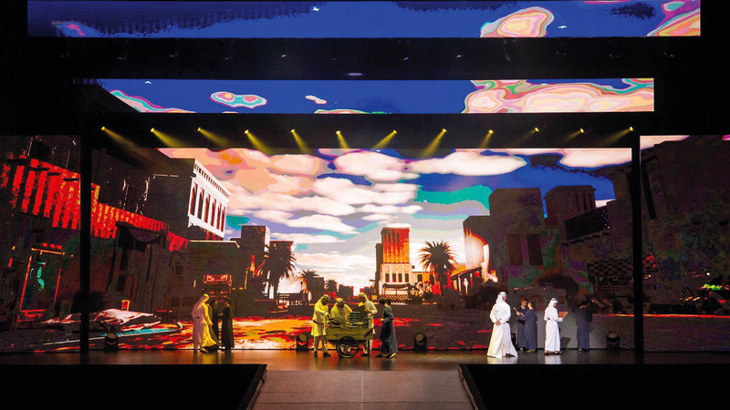 «مسرح المجاز» تحوّل إلى لوحة فنيّة، تتبدل مشاهدها بعروض أدائية ومسرحية، لتروي سيرة إمارة الشارقة.   من المصدر