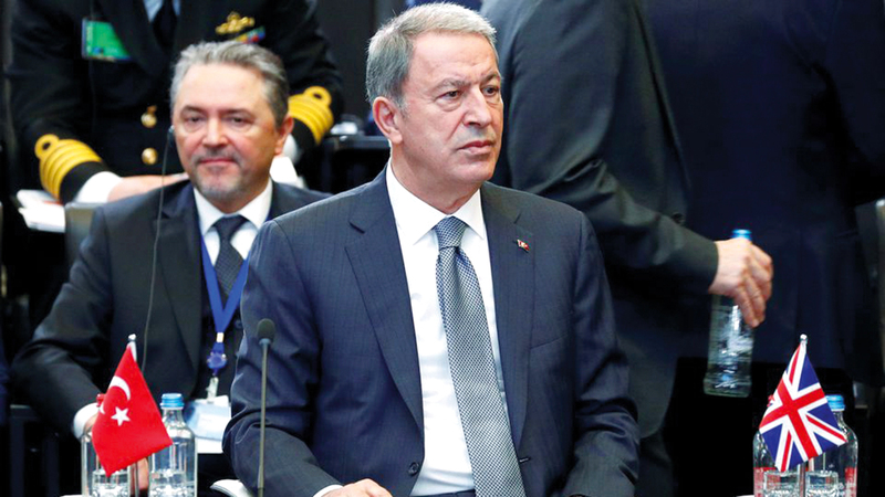 وزير دفاع تركيا خلوصي آكار يمثل بلاده في اجتماعات حلف الناتو الذي انضمت إليه أنقرة قبل 70 عاماً.   رويترز