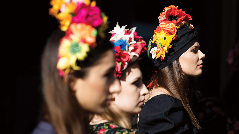 العرض يضم تشيكلة راقية من الأزياء المصنوعة من الدانتيل.   من المصدر