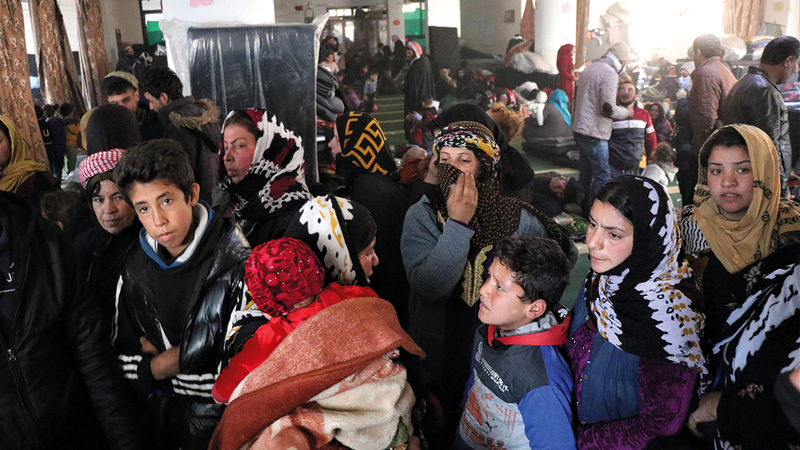 عائلات سورية تغادر مناطق الاشتباك في محيط سجن«غويران».  اي.بي.ايه