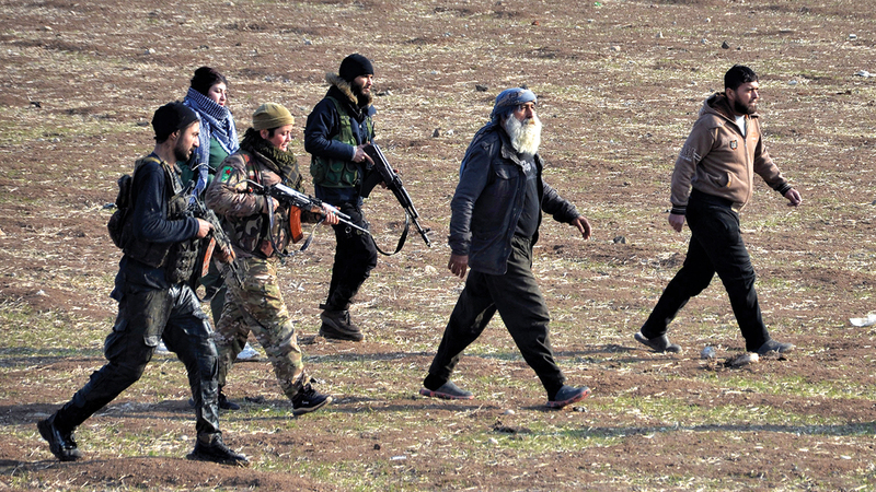 مقاتلون من قوات «قسد» يقتادون عنصرين من «داعش» بعد اعتقالهما.  اي.بي.ايه