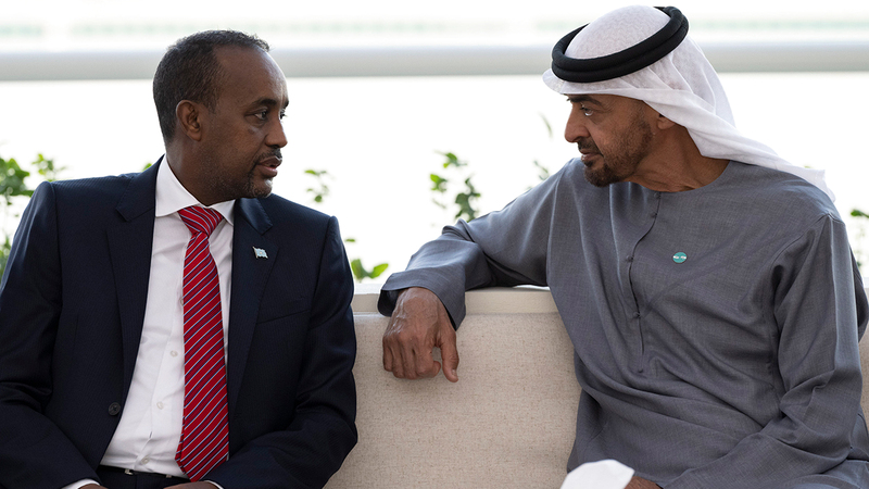 محمد بن زايد خلال استقباله رئيس الوزراء الصومالي.   من المصدر