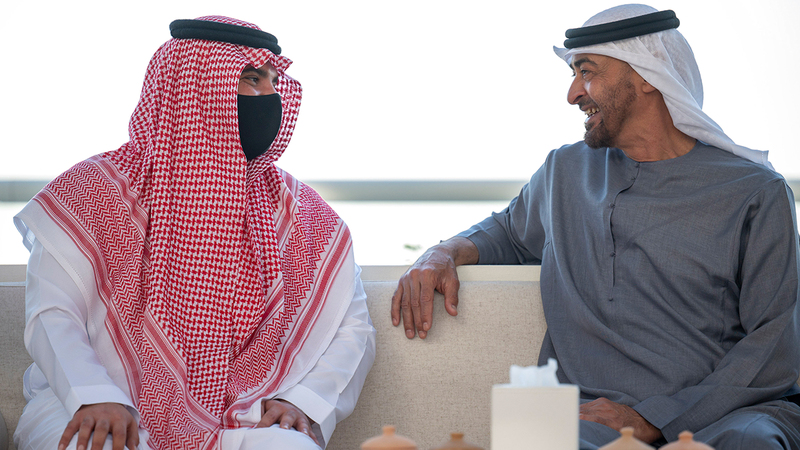 محمد بن زايد خلال استقباله عبدالعزيز بن سعود.   من المصدر