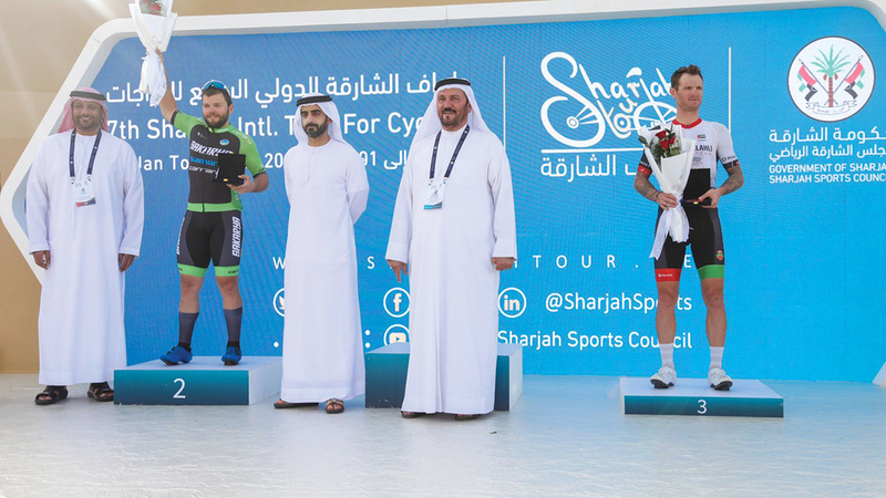 سالم بن عبدالرحمن القاسمي خلال تتويج الفائزين.   من المصدر