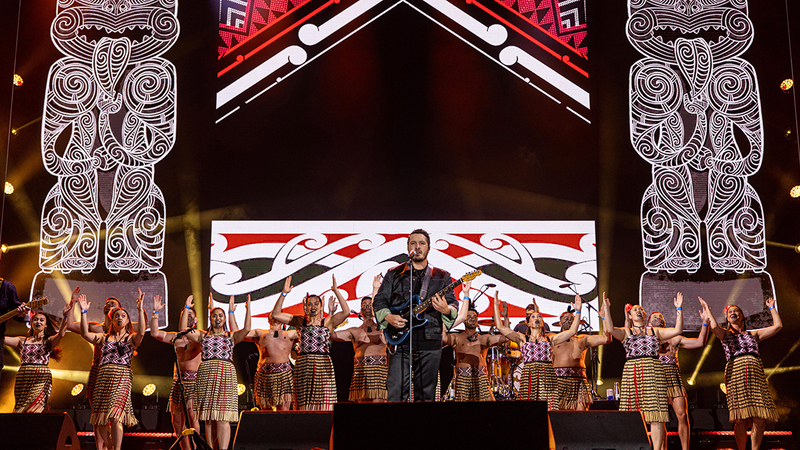 فرقة Six60 قدّمت مزيجاً من الموسيقى الإلكترونية وموسيقى الريغي والسول والروك.   من المصدر