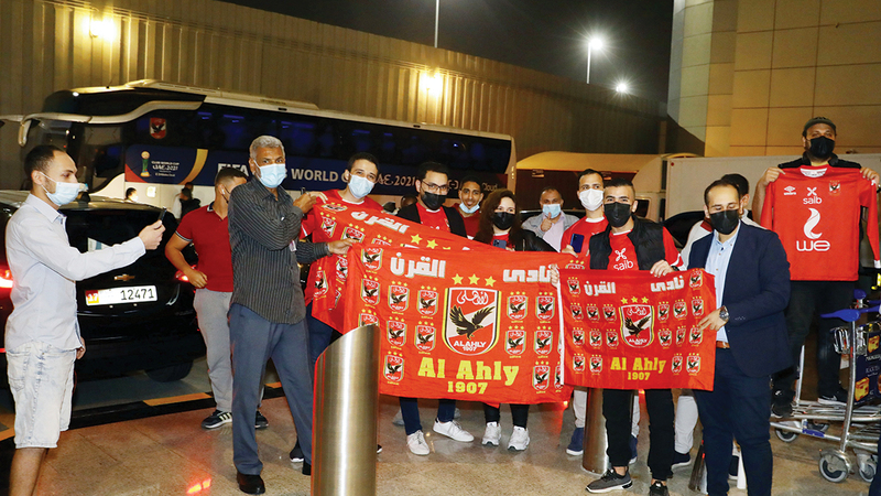 جمهور الأهلي المصري لدى استقباله أبطال إفريقيا في أبوظبي.   من المصدر