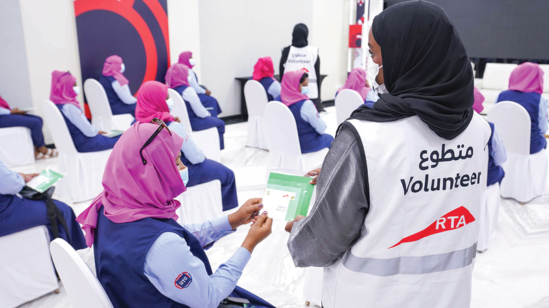 إحدى المتطوّعات في حملات المسؤولية الاجتماعية.   من المصدر