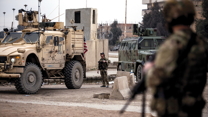 قوات أميركية تقوم بالحراسة في الحسكة إثر قيام «داعش» باقتحام سجن داخل المدينة.    أ.ب