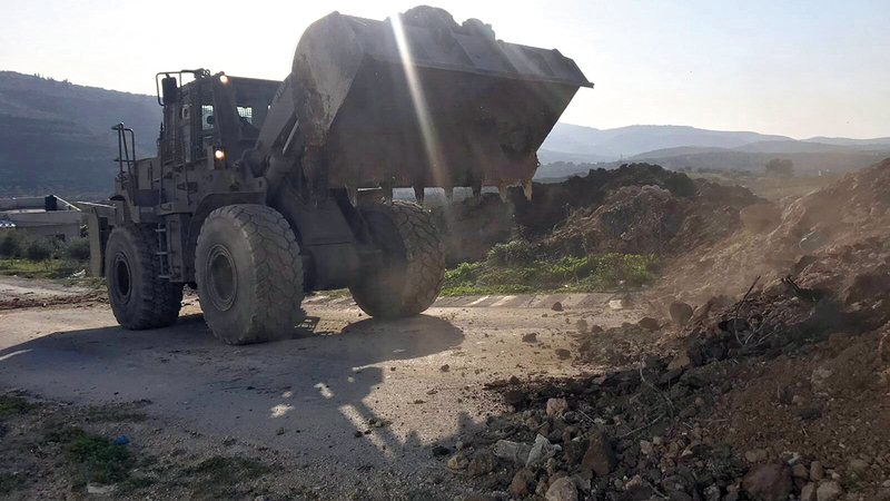 آليات الاحتلال تغلق الطرق الفرعية في قرى نابلس.   الإمارات اليوم
