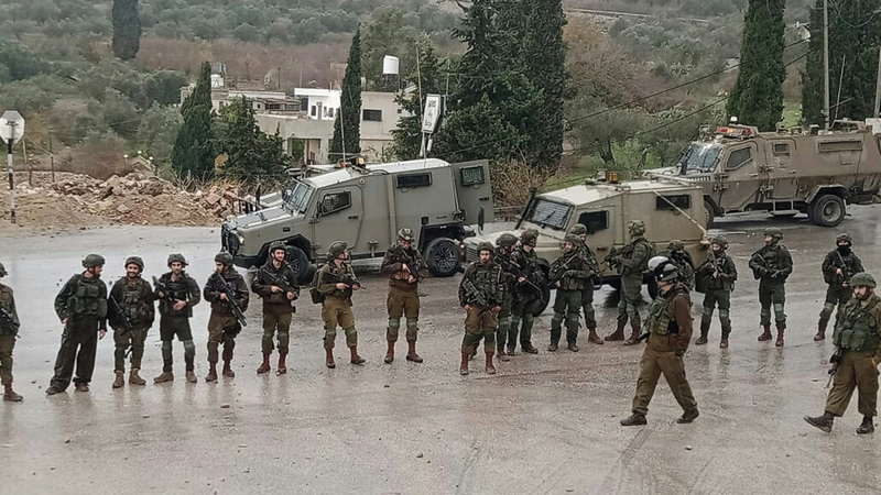 جنود الاحتلال ينتشرون على مدخل قرية بُرقة في نابلس.   الإمارات اليوم