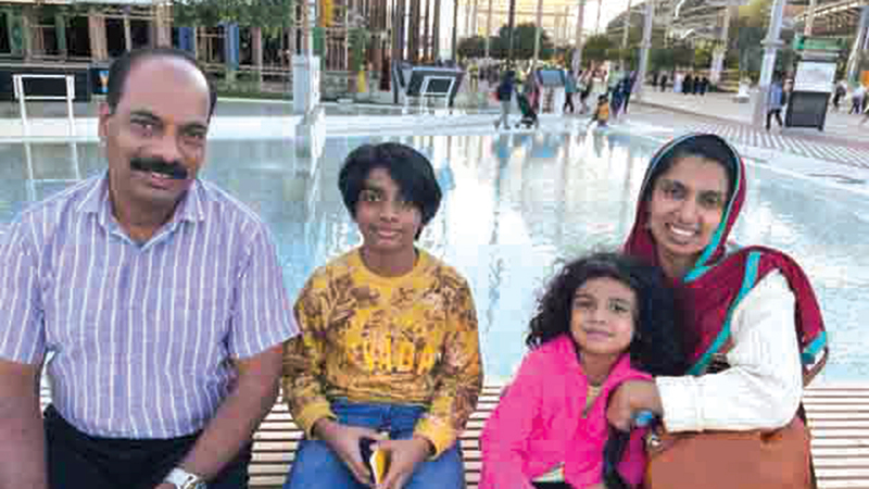 عبدالجليل بصحبة عائلته في المعرض.     من المصدر