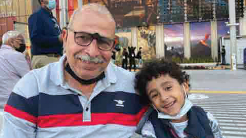 «الجد» محمد عبدالسلام مع حفيده «فارس».    من المصدر