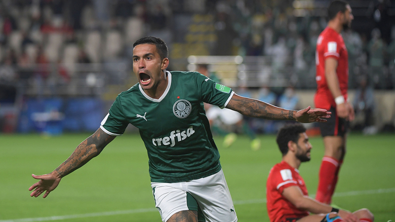 نجم بالميراس البرازيلي فيغا يحتفل بتسجيله الهدف الأول بمرمى الأهلي المصري.   تصوير: إريك أرازاس