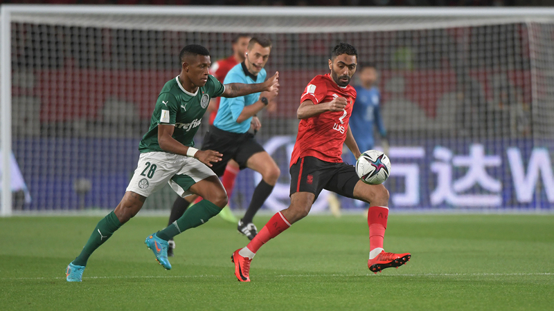 الشحات يقود هجمة للأهلي نحو مرمى بالميراس.    تصوير: إريك أرازاس