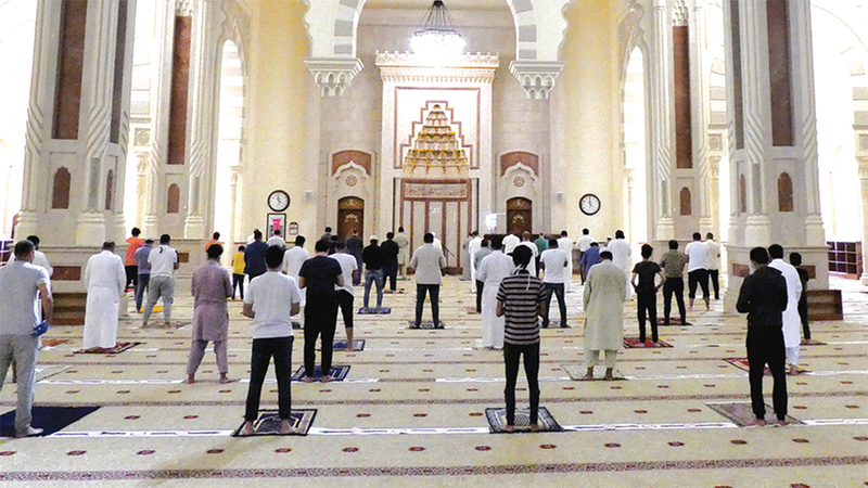 تقليل المسافة بين المصلين في المساجد ودور العبادة إلى متر واحد.   تصوير: أسامة أبوغانم