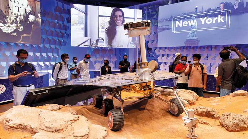 في جناح الولايات المتحدة يمكن رؤية قطع من صخور جُلبت من القمر وعربات جوالة المريخ أو «مارس روفر».   من المصدر