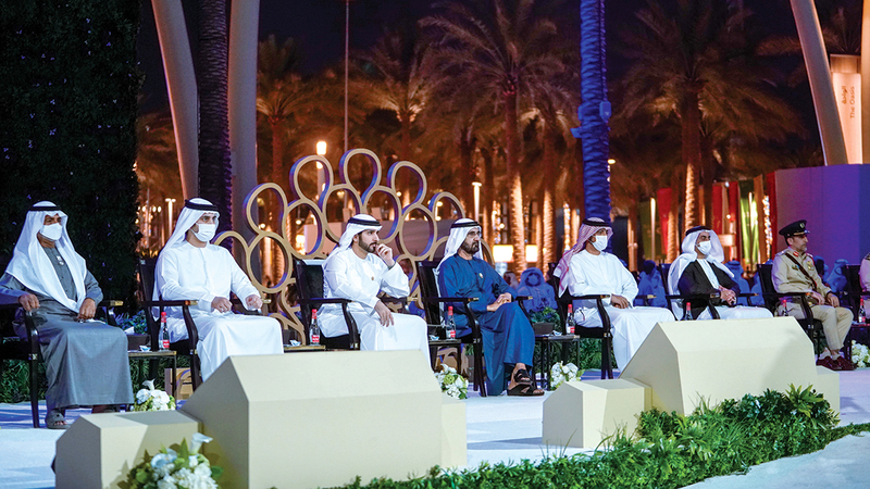 محمد بن راشد خلال حفل التخريج في «إكسبو 2020 دبي».   من المصدر