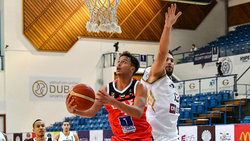 نجم المنتخب الوطني الشاب محمود أسد خلال اختراقه دفاعات سلة الأردن في افتتاح البطولة العربية.   تصوير: أشوك فارما