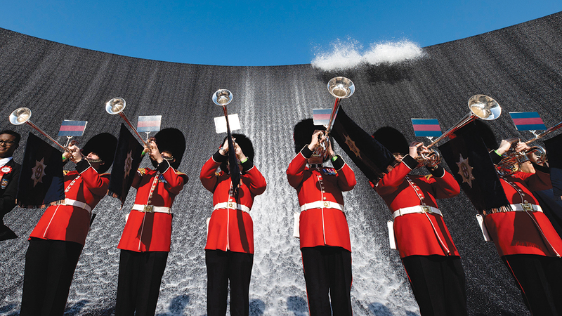 «كولد ستريم جاردز» قدمت عروضاً وارتدى أفرادها ستراتهم الحمراء وقبّعاتهم المصنوعة من فرو الدببة.   من المصدر