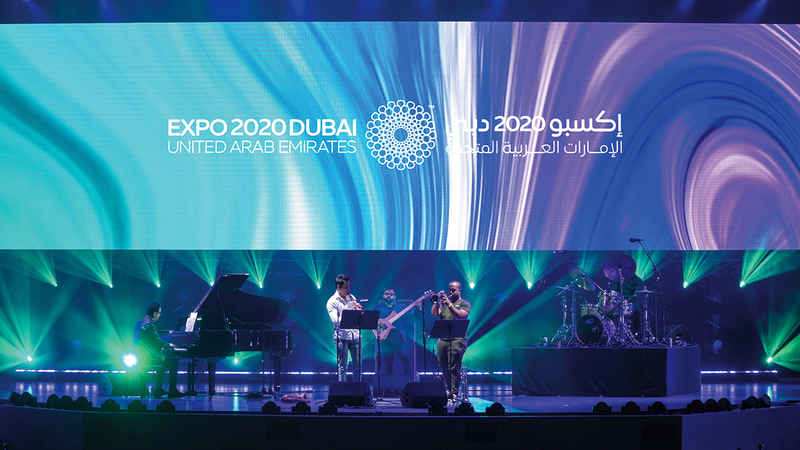 فرقة «الأخوان عفيف والأصدقاء» على مسرح دبي ميلينيوم.   من المصدر