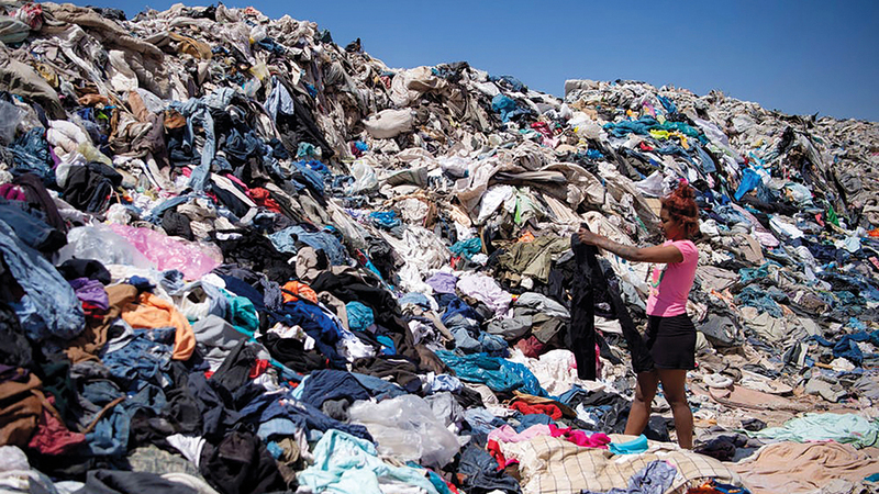 جبل من الملابس المستعملة حوّلت مناطق إفريقية إلى مصدر للأمراض والأوبئة.   أرشيفية