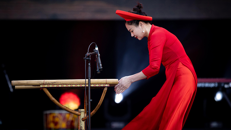 فيتنام احتفلت بخليج ها لونغ عبر عروض فنية استخدمت فيها آلات موسيقية مصنوعة من خشب الخيزران.  من المصدر