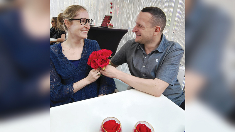 فيليب وسيلين يستمتعان بإجازة رومانسية في «إكسبو دبي».   تصوير: أسامة أبوغانم