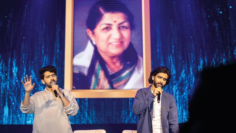 أرمان (يسار) وآمال على مسرح مركز دبي للمعارض. 	  من المصدر