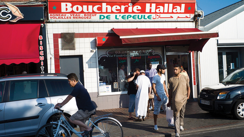 افتتاح المحال الحلال جاء لتلبية حاجة السكان المحليين.   أرشيفية