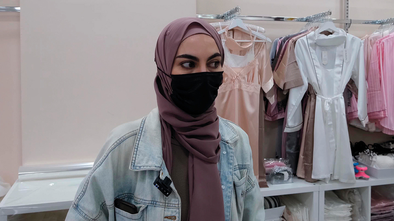 بائعة في أحد محال المدينة.   أرشيفية