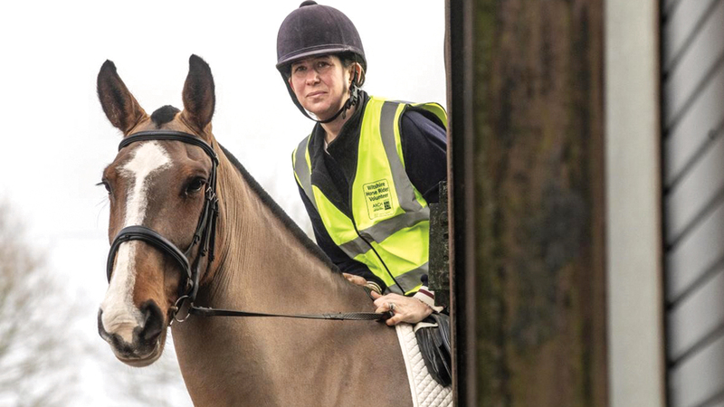 إحدى المتطوعات في دورية بالمنطقة.    أرشيفية