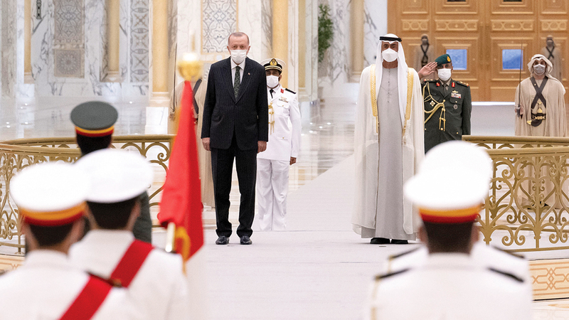 محمد بن زايد خلال استقباله رجب طيب أردوغان في قصر الوطن.   من المصدر
