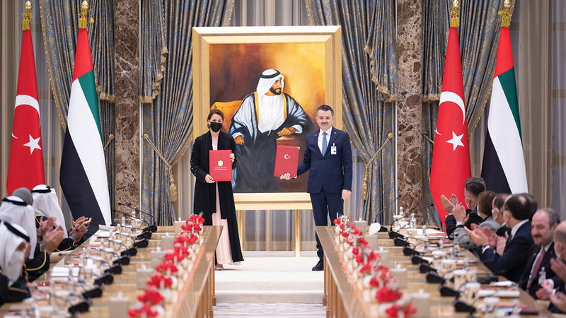 خلال تبادل اتفاقيات تعاون ومذكرات تفاهم وبروتوكولات بين جهات عدة في الإمارات ونظيراتها بتركيا.   من المصدر