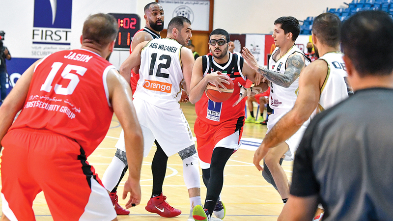 اللاعب الشاب في المنتخب الوطني محمود وسيم خلال مشاركته مع «الأبيض».   تصوير: أشوك فيرما