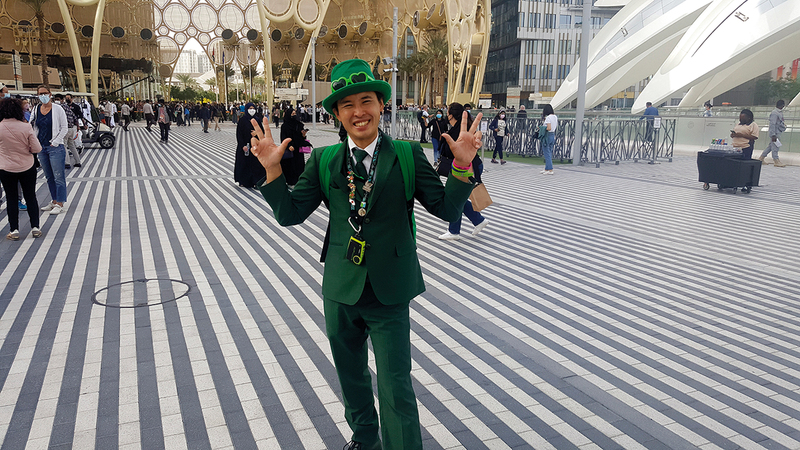 المتقاعد الياباني أمام قبة الوصل خلال رحلته الثالثة من طوكيو إلى دبي.    من المصدر