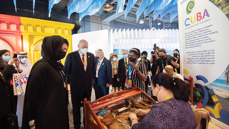 ريم الهاشمي والوزير الكوبي خلال جولة بالجناح على هامش احتفالات اليوم الوطني للدولة الكاريبية.       تصوير: أحمد عرديتي