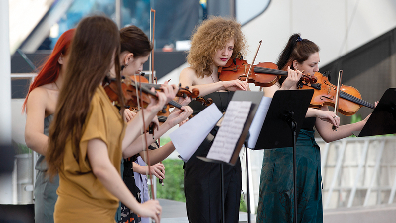 المواهب الصربية تستعرض مهاراتها خلال الاحتفالات.   تصوير: أحمد عرديتي