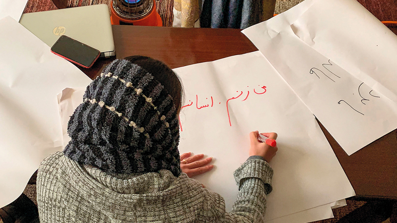 يكتبن اللافتات المطالبة بحقوقهن في مكان بعيد عن اعين &laquo;طالبان&raquo; أ.ف.ب