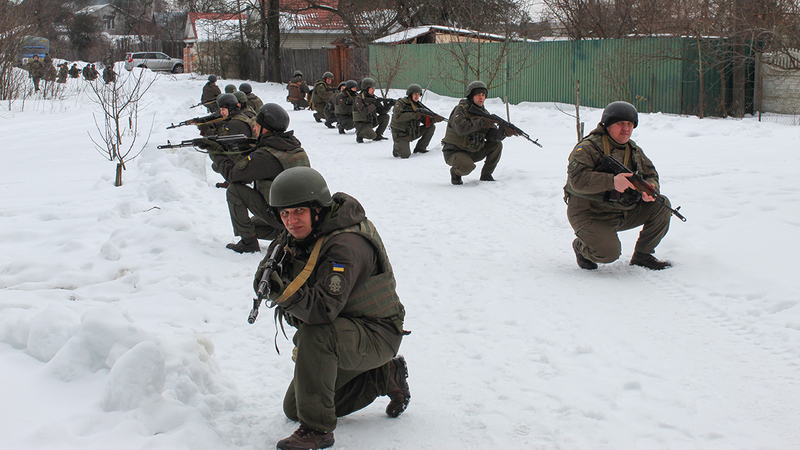 قوات أوكرانية تجري تدريبات عسكرية في إحدى المناطق الحدودية مع روسيا.   أ.ف.ب