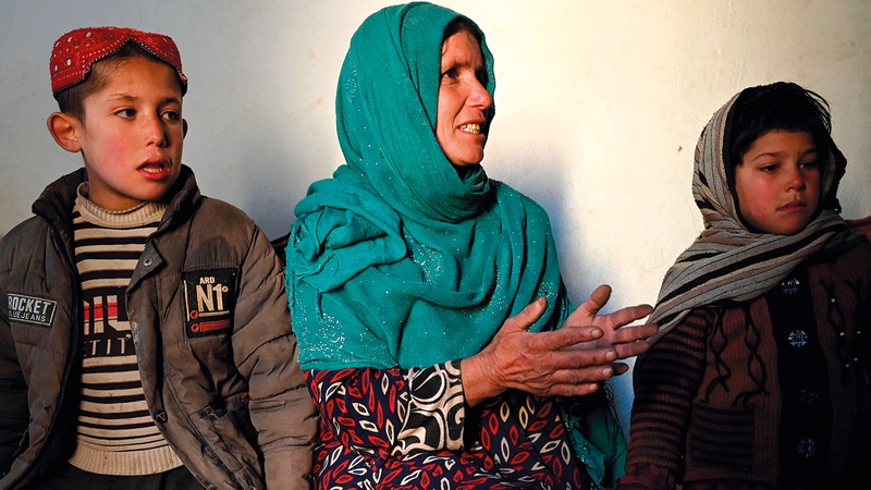 فريبا مع افراد اسرتها.. اصرار على العيش بكرامة. أ.ف.ب