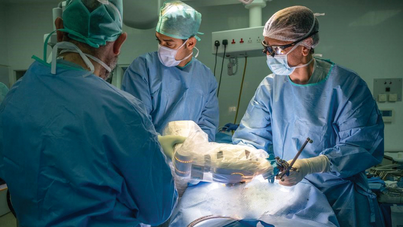 التصوير المغناطيسي لم يُظهر أيّ دليل على وجود أثر للمرض.  من المصدر