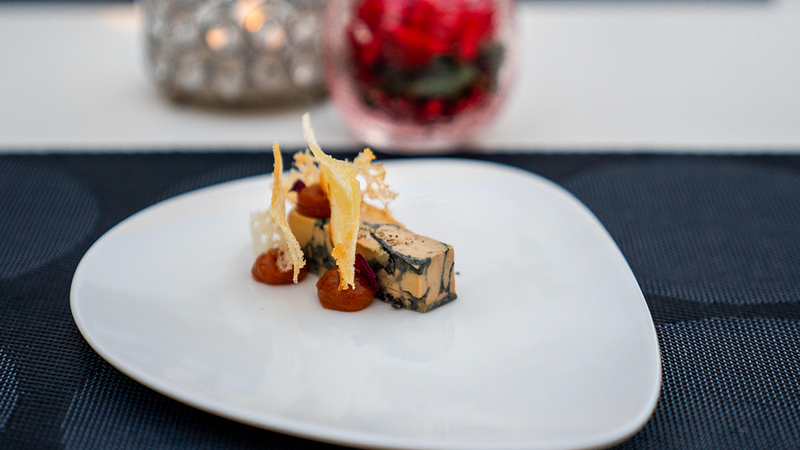 الأكلات التي قدّمها الشيف مستوحاة من الزهور.   من المصدر