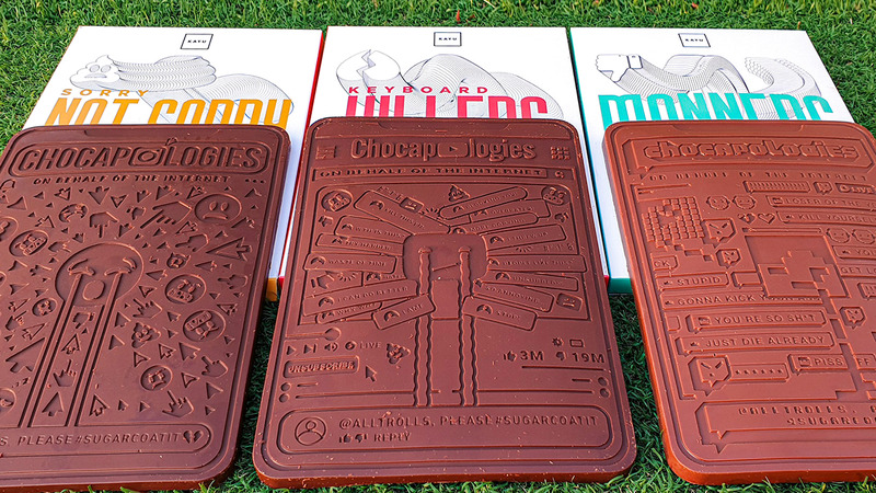 الشوكولاتة تمت تعبئتها وتسليمها إلى عدد من ضحايا التنمر حول العالم.  من المصدر