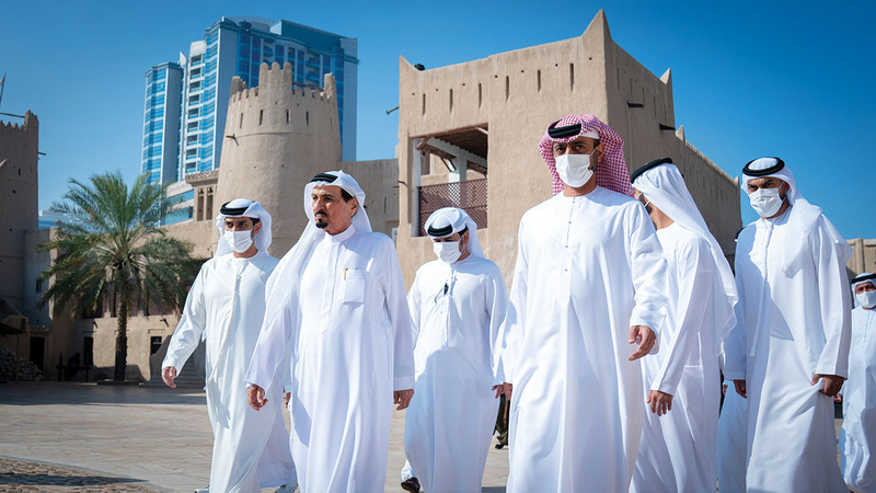 حاكم عجمان وولي عهده خلال جولة على أقسام المتحف المختلفة.    وام