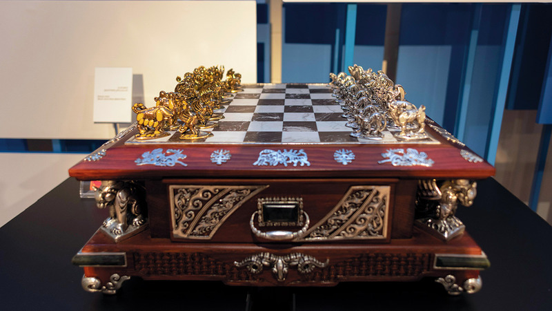 رقعة شطرنج مبهرة باللونين الذهبي والفضي يعرضها الجناح.   من المصدر