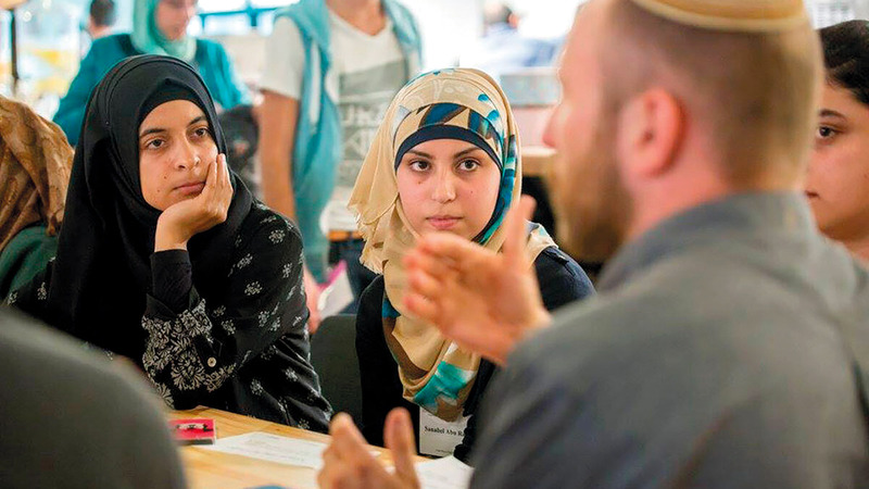 امرأتان عربيتان في معرض للعمل ترعاه منظمة &laquo;إيتي وركس&raquo;.   من المصدر