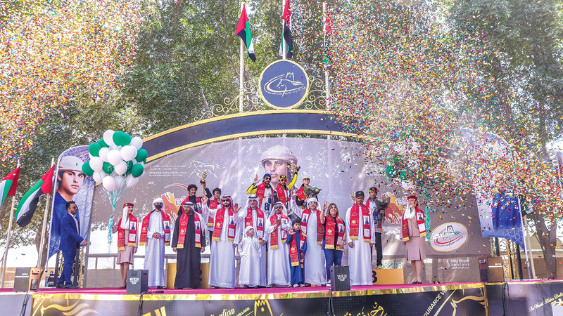 خلال مراسم التتويج.  من المصدر