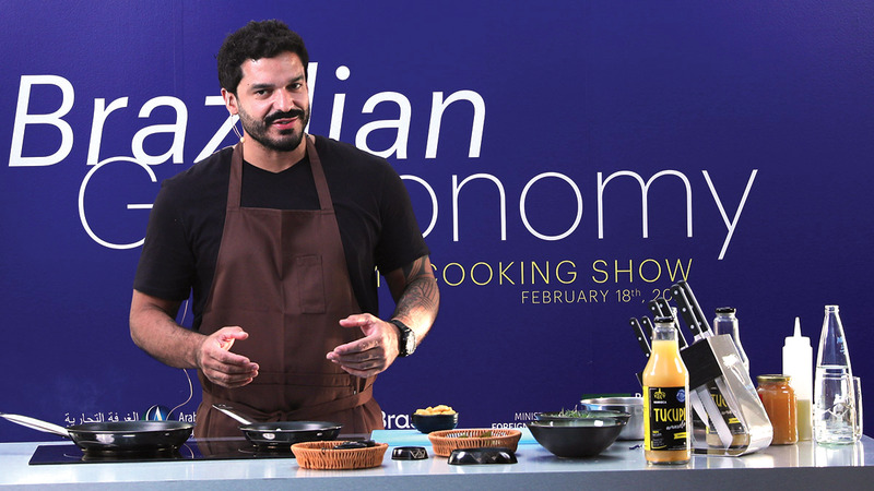 الشيف تياغو كاستانهو قدم أطباقه في جناح البرازيل. 	  من المصدر